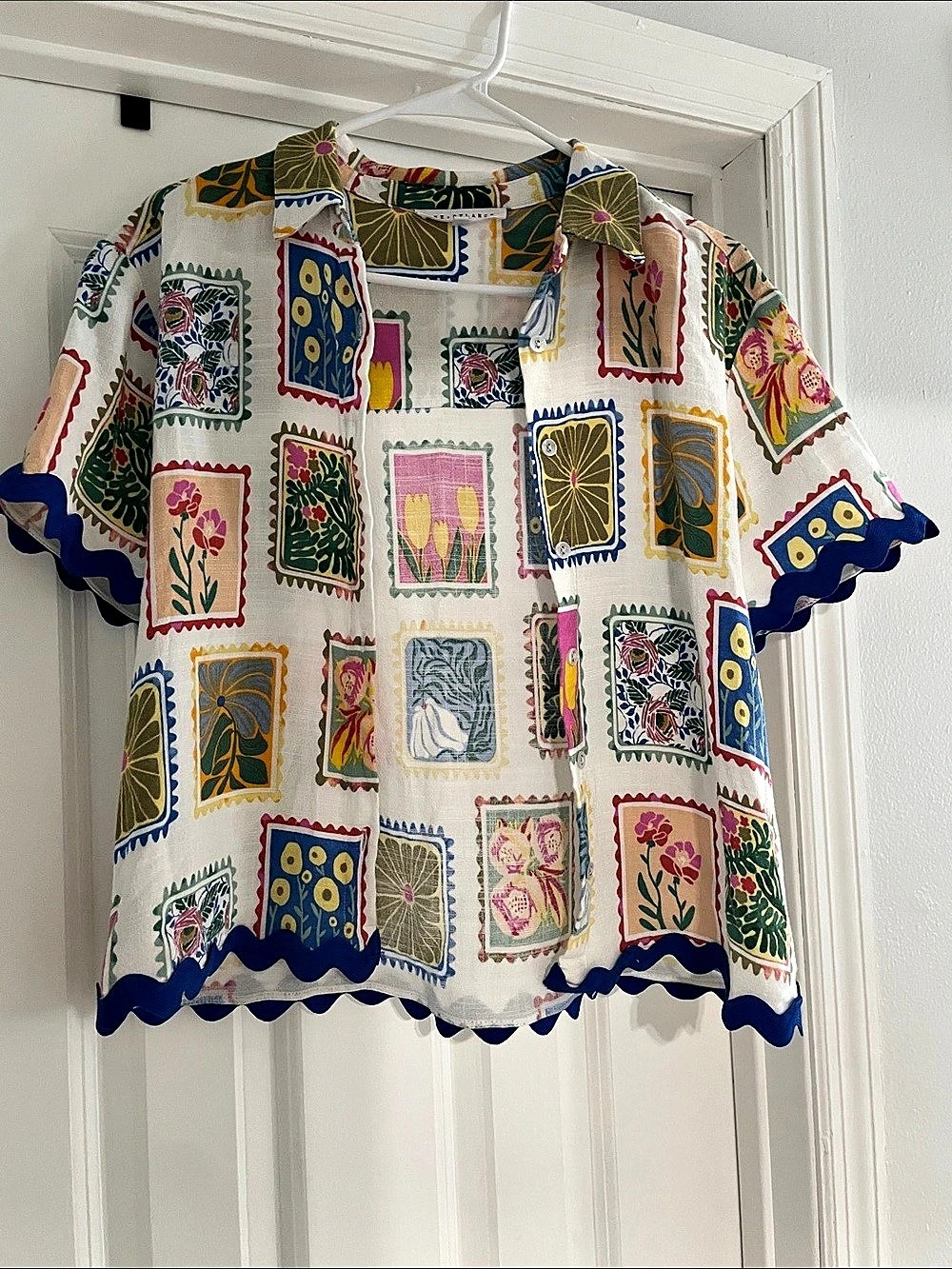 Jane + Delancey Floral Button Front Top in White & Blue Like New